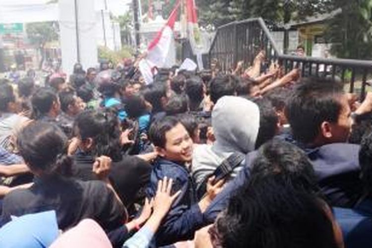 Aksi unjuk rasa Mahasiswa Universitas Jember, Jawa Timur, Senin (10/11/2014),berlangsung ricuh. Mereka terlibat adu dorong dengan satpam kampus, karena memaksa masuk ke Gedung Soetardjo, untuk bertemu dengan Rektor Unej, Moh. Hasan. Akibat peristiwa itu, pintu gerbang Gedung Soetardjo roboh. 