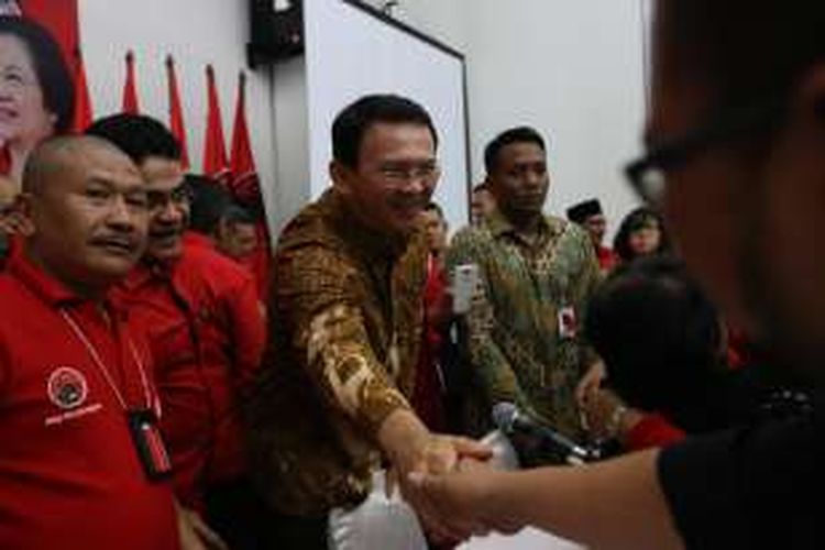 Sejumlah anggota DPP PDIP memberikan selamat kepada Basuki Tjahja Purnama (Ahok) di Kantor DPP PDI Perjuangan, Jakarta, Senin (20/9/2016). Partai PDI P mengusung Ahok dan Djarot untuk pilkada DKI 2017 mendatang.