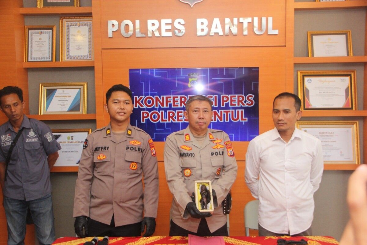 Kapolsek Kretek AKP Haryanto menunjukkan boneka Jenglot di Mapolres Bantul. Senin (21/8/2023)