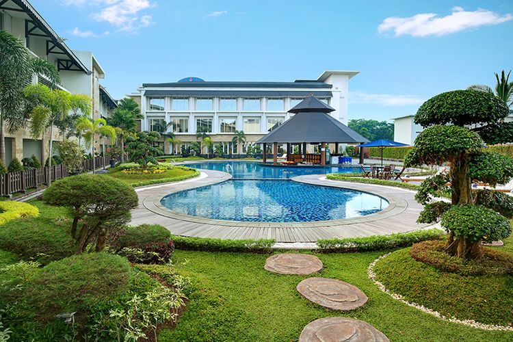 Kolam renang bergaya resort di Swiss-Belhotel Borneo Banjarmasin.