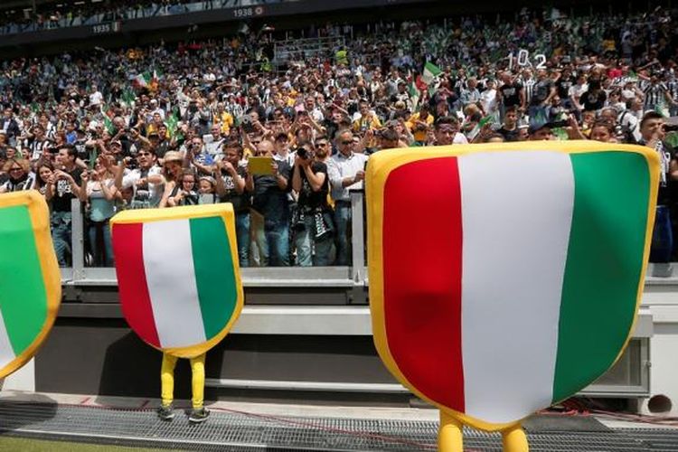 Simbol tiga Scudetto yang berhasil diraih Juventus secara berturut-turut sejak 2011 diperagakan di sela-sela pertandingan pekan terakhir Serie-A kontra Cagliari di Juventus Stadium, Minggu (18/5/2014). 
