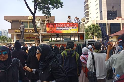 Massa Demo di Depan Mabes Polri, Minta Polisi Proses Sukmawati hingga Gus Muwafiq