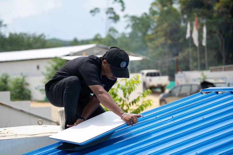 Tampak petugas sedang memasang perangkat Starlink Flat High Performance Kit yang disediakan oleh Tony Blair Institute for Global Change (TBI) di sejumlah titik di ibu kota Nusantara (IKN).
