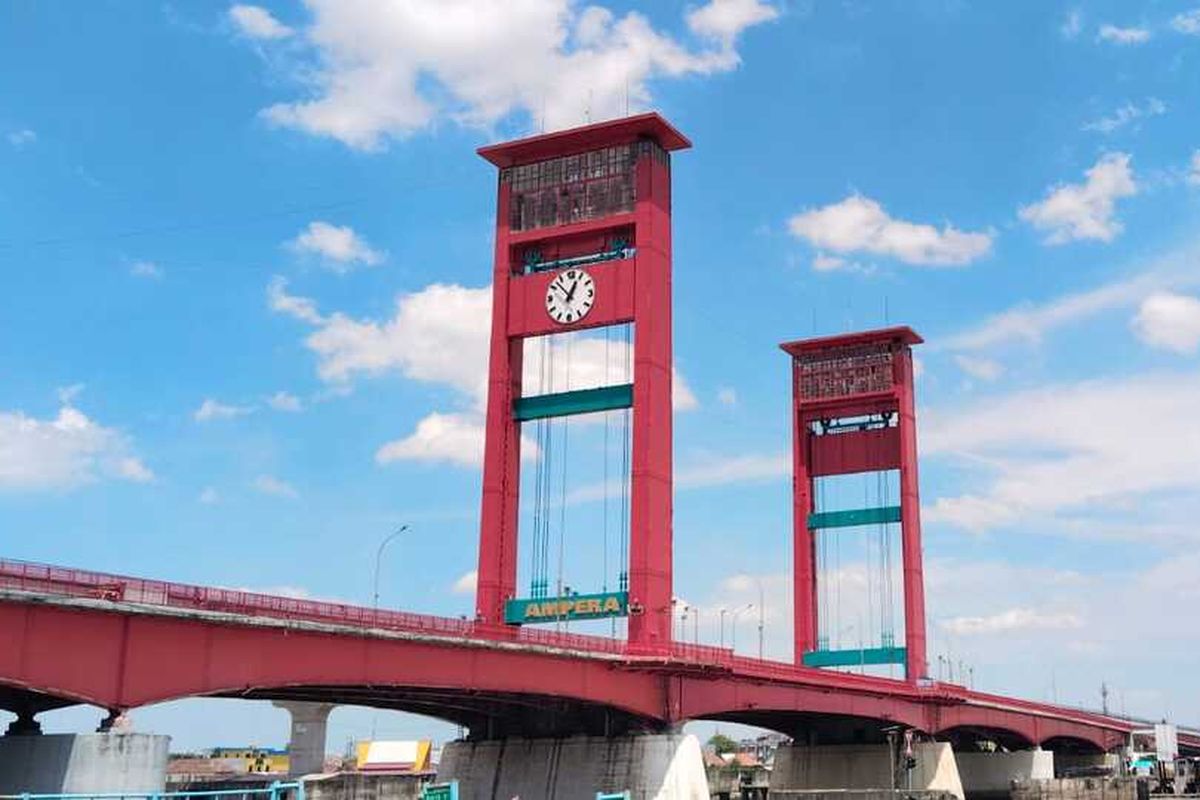 Jembatan Ampera, salah satu jembatan terpanjang di Indonesia.