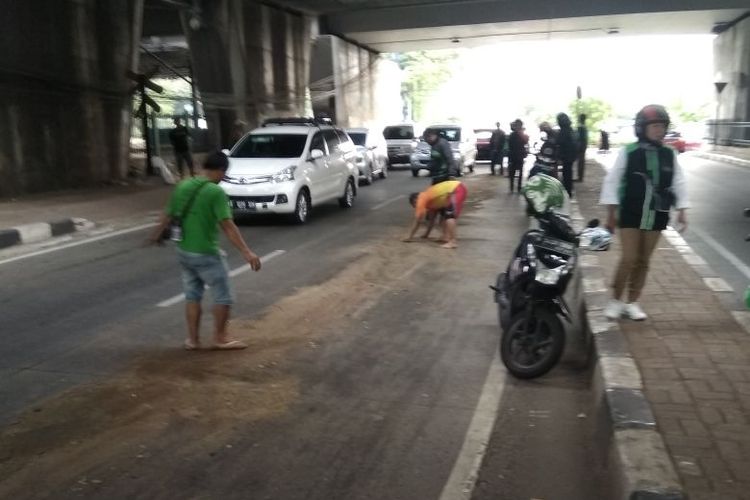 Jalan Tentara Pelajar, Pejompongan, Jakarta Pusat membuat pengendara sepeda motor terjatuh akibat solar yang tumpah pada Minggu (24/6/2018)