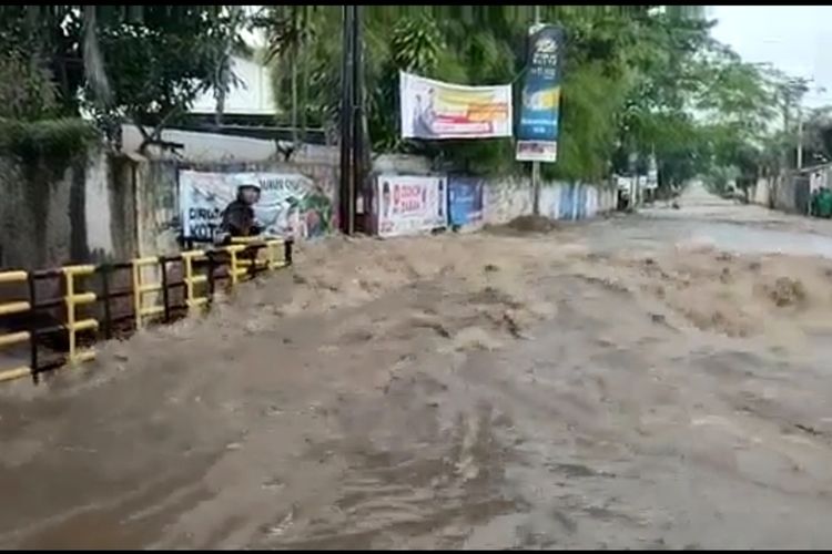 Banjir di Jalan Maharmartanegara, Kota Cimahi, Senin (20/6/2022).