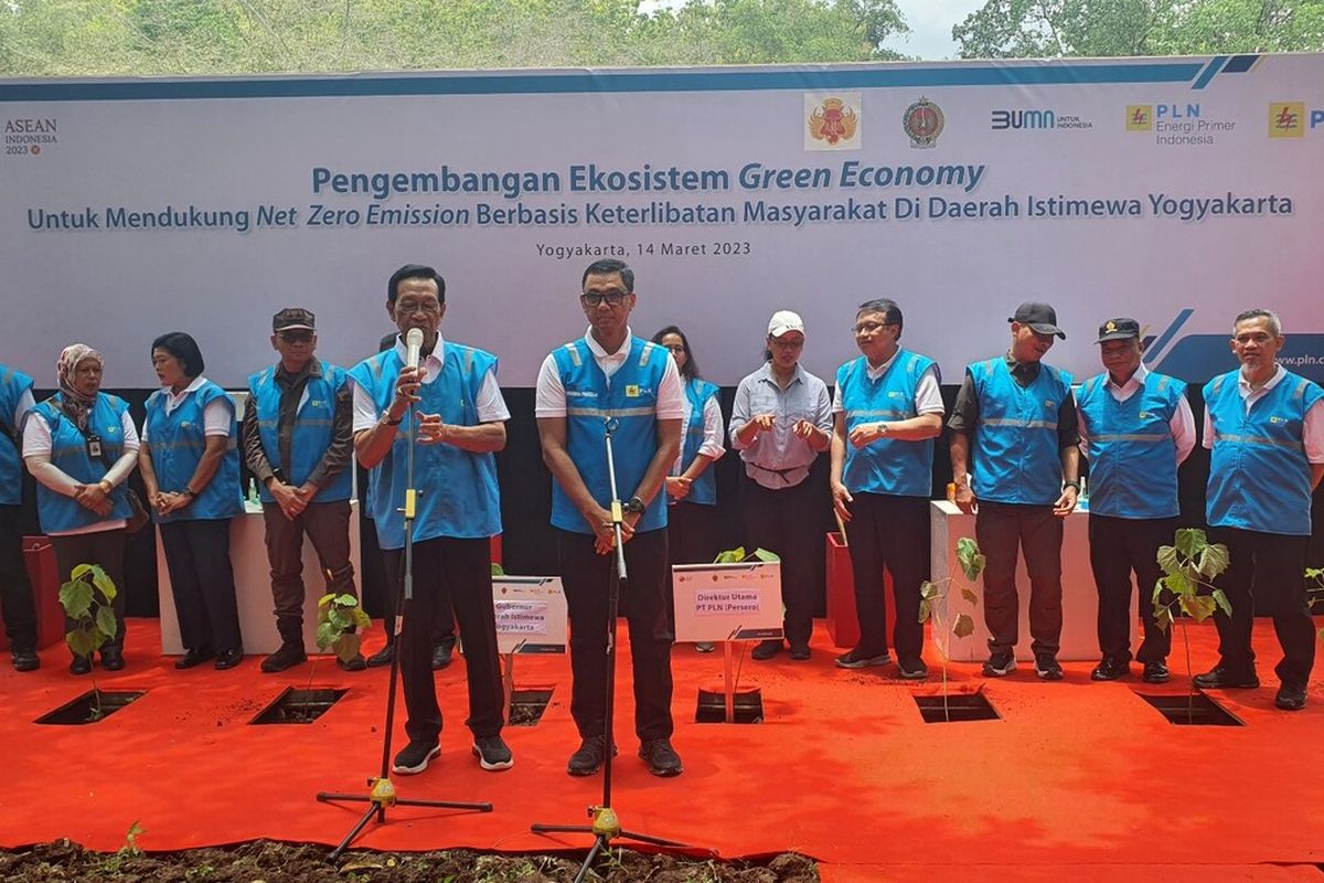 Gubernur DIY Sri Sultan Hamengku Buwono x dan Direktur utama PT PLN Persero Darmawan Prasojo di Telaga Ngricik Wetan, Kalurahan Gombang, Kapanewon Ponjong, Gunungkidul. Selasa (14/3/2023).