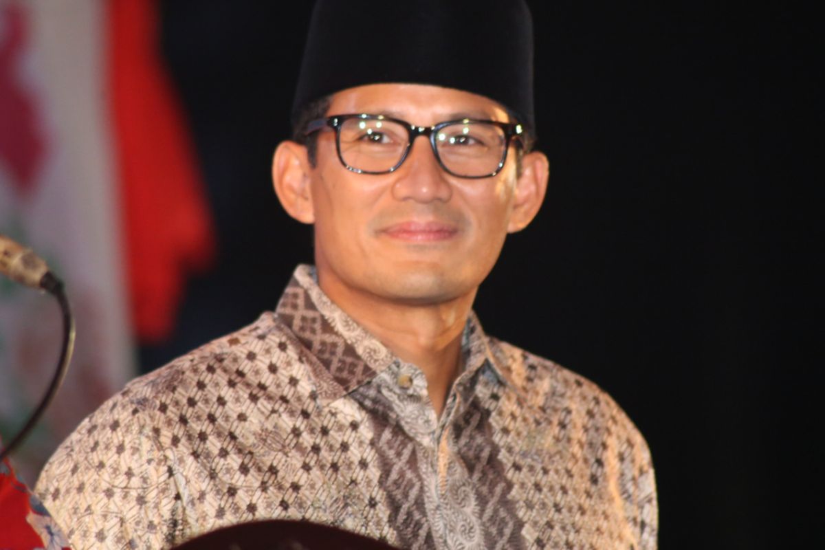 Wakil Gubernur DKI Jakarta Sandiaga Uno saat menghadiri acara nikah massal di jalan MH Thamrin, Jakarta Pusat, Minggu (31/12/2017). Nikah massal yang diadakan oleh pemerintah DKI Jakarta ini diikuti sebanyak 437 pasangan pengantin dari berbagai usia.