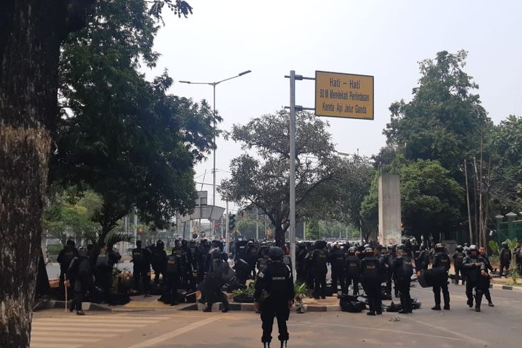 Polisi sudah bersiap membuat barikade untuk mengadang ratusan siswa berseragam pramuka yang melakukan aksi pemblokiran jalan di Jalan Tentara Pelajar, mereka bahkan menutup perlintasan sebidang kereta di staisun Palmerah, Rabu (25/9/2019).
