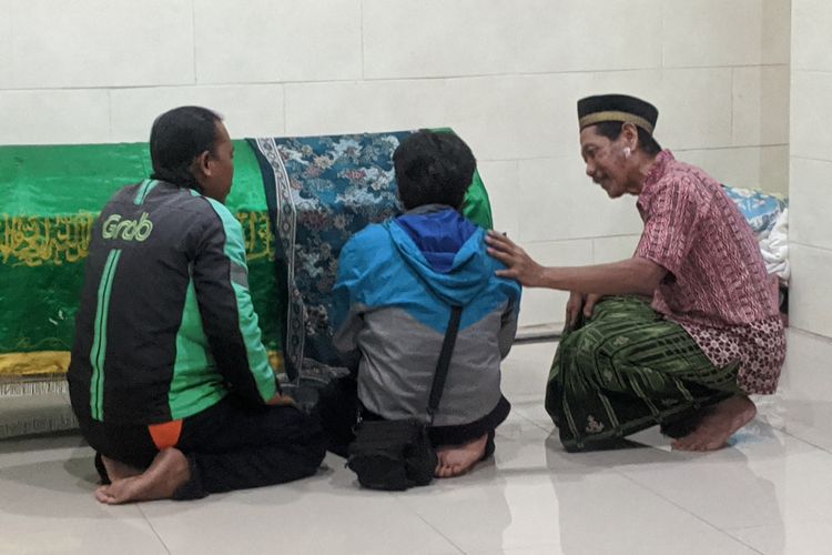 Jenazah GR (7), bocah korban tersengat listrik di Rusun Penjaringan, Jakarta Utara dipulangkan ke rumah keluarga sebelum dimakamkan