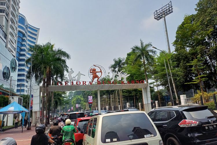 Penonton konsee Coldplay berdatangan, arus lalu lintas di area GBK, Jakarta Pusat mulai macet, Rabu (15/11/2023).