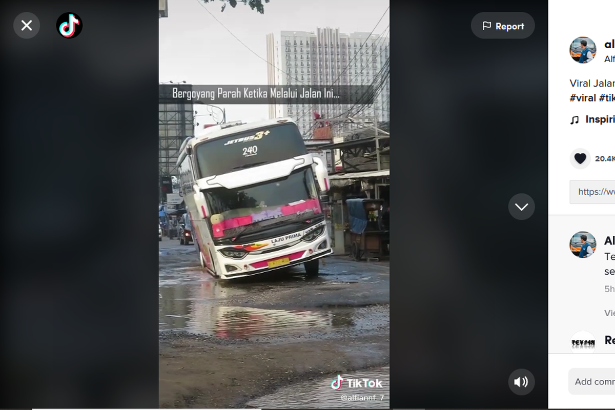 Bus yang melewati jalan rusak di CIkarang