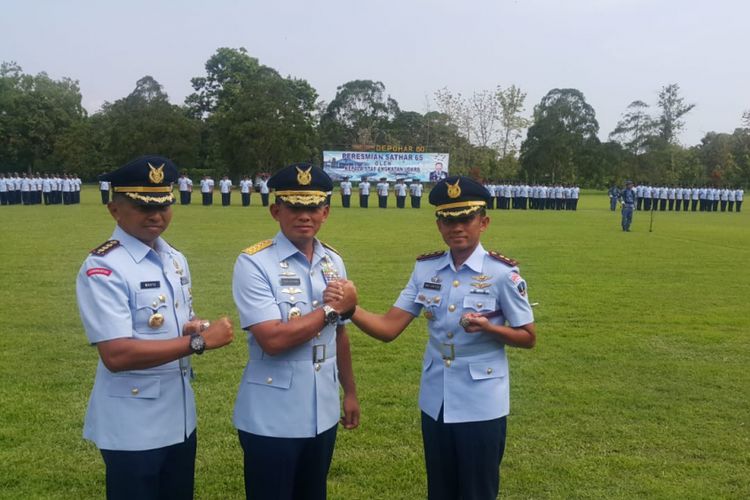 SALAM KOMANDO --Kepala Staf Angkatan Udara, Marsekal TNI Yuyu Sutisna melakukan salam komando setelah melantik Letkol Tek Arie Santoso sebagai komandan Sathar 65 Depohar 60 Lanud Iswahjudi, Rabu ( 12/12/2018).