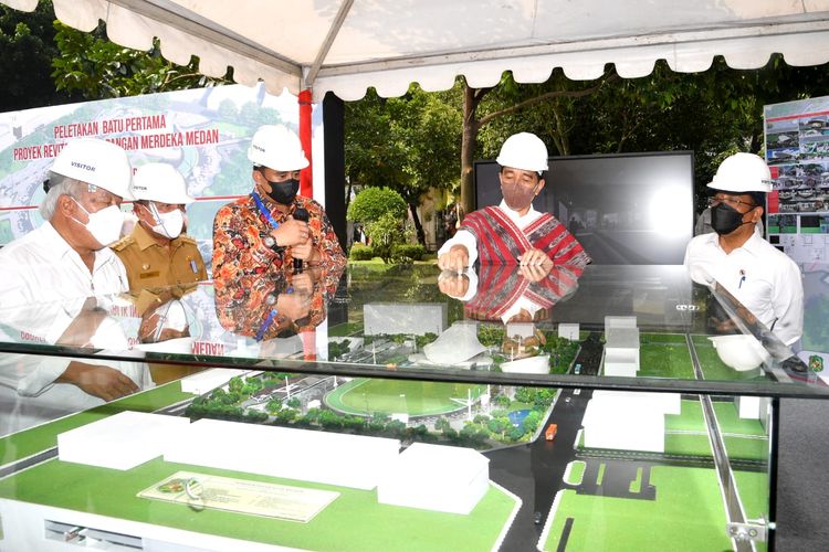 Presiden Joko Widodo memperhatikan maket revitalisasi Lapangan Merdeka, Medan, Kamis (7/7/2022), didampingi Wali Kota Medan Bobby Nasution, Gubernur Sumatera Utara Edy Rahmayadi, serta Menteri Pekerjaan Umum dan Perumahan Rakyat Basuki Hadimuljono.