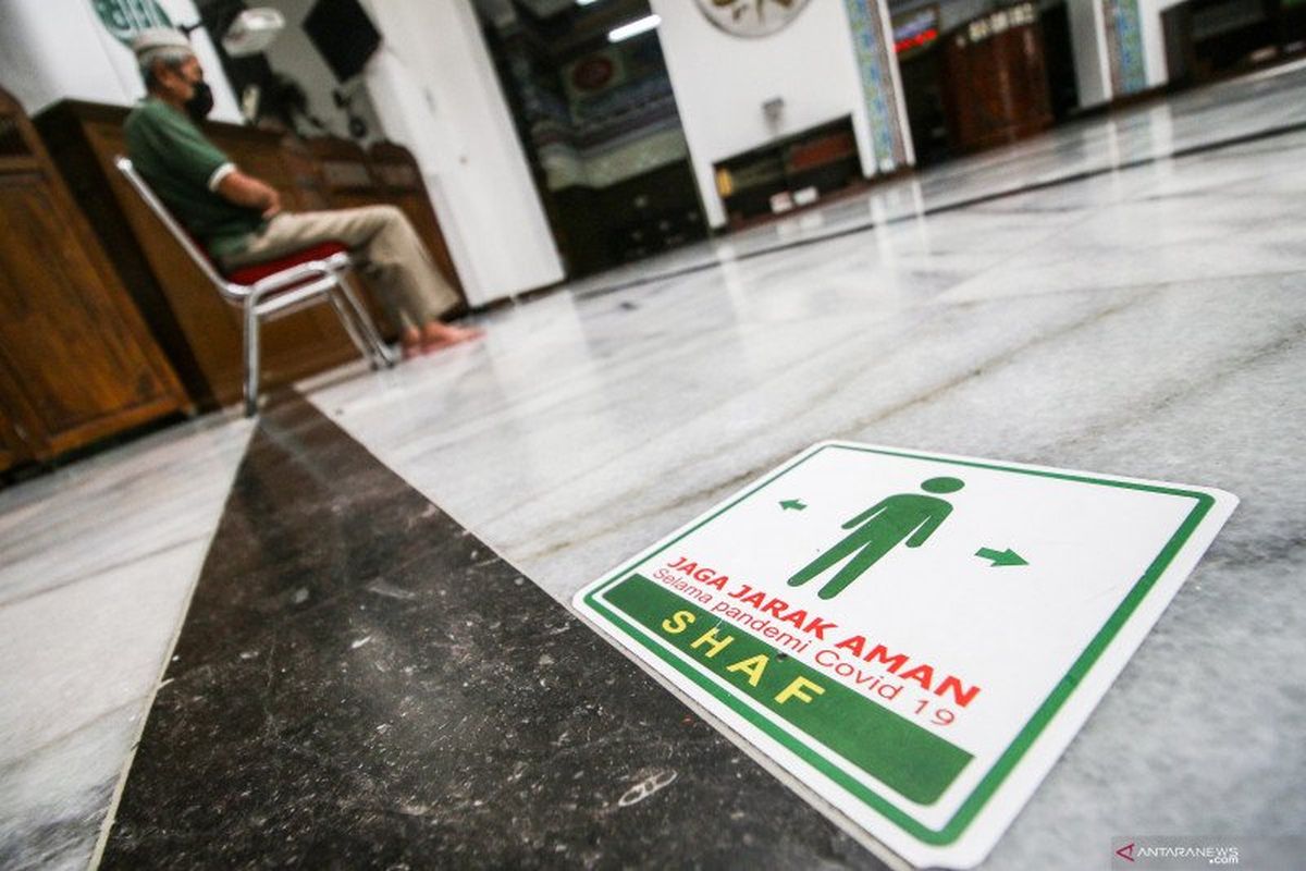 Jamaah melaksanakan ibadah shalat di dalam Masjid Cut Meutia, Jakarta, Sabtu (10/4/2021). Pemerintah Provinsi DKI tidak melarang Shalat Tarawih pada bulan suci Ramadhan tahun ini dengan tetap mematuhi protokol kesehatan COVID-19. 