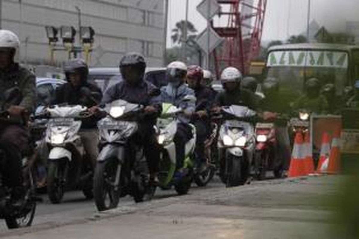 Motor melintas di Jalan MH Thamrin, Jakarta, Selasa (11/11/2014). Selama Desember Pemprov DKI Jakarta akan membatasi kendaraan roda dua melintas Jalan MH Thamrin mulai dari Bundaran Hotel Indonesia sampai Istana Merdeka.