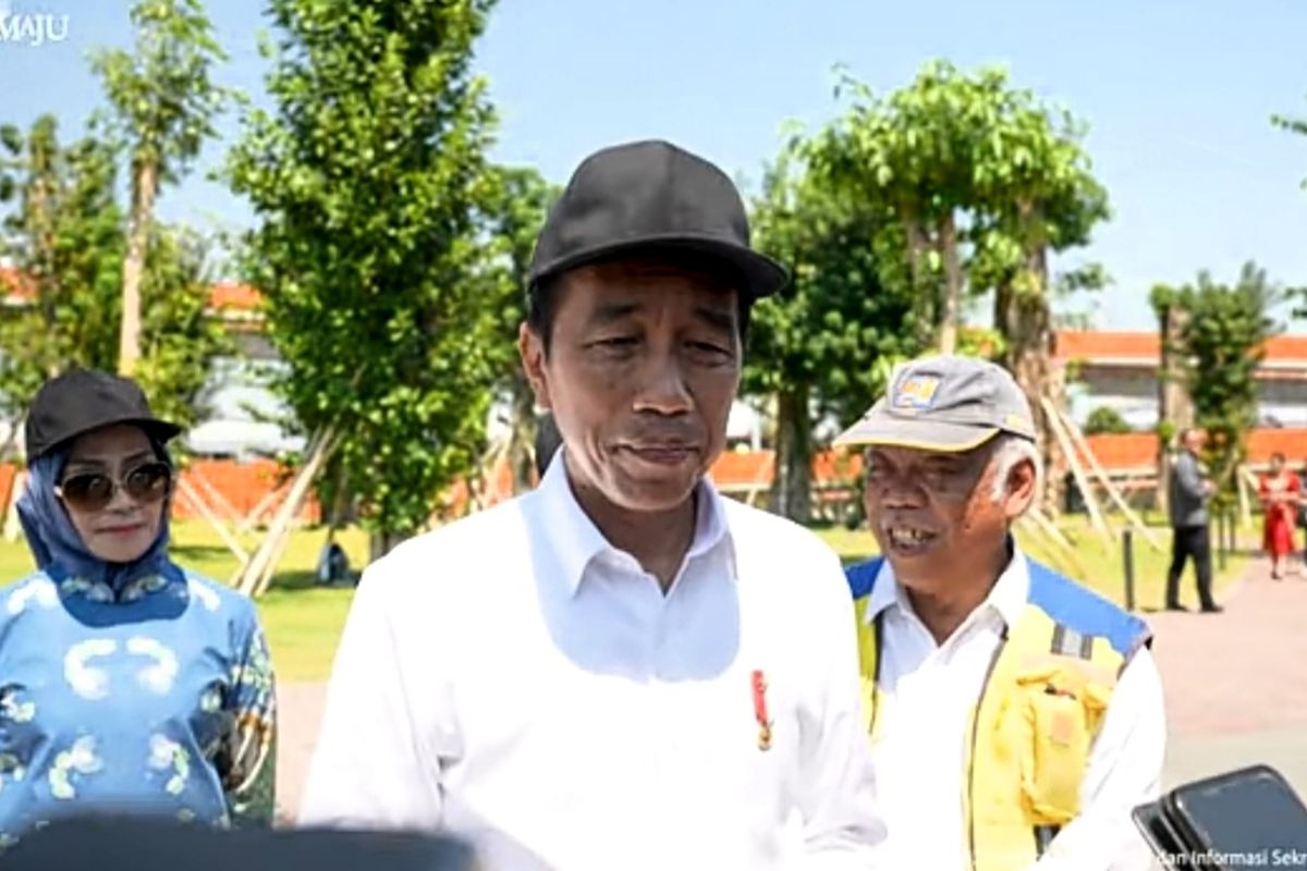 Presiden Joko Widodo menyampaikan keterangan usai meresmikan Flyover Djuanda, 9 jembatan Callender Hamilton, dan Pelaksanaan Inpres Jalan Daerah di Jawa Timur, Jumat (6/9/2024). 