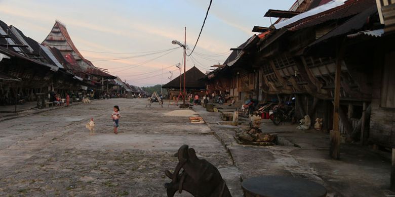 Tradisi lompat batu di Pulau Nias, Sumatera Utara, yang dalam bahasa daerah disebut Hombo Batu atau Fahombo.