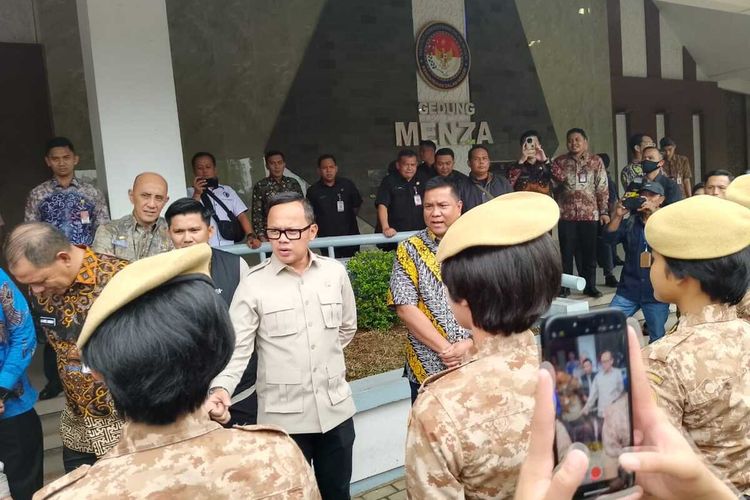 Wakil Menteri Dalam Negeri, Bima Arya Sugiarto meninjau sejumlah fasilitas di IPDN Jatinangor, Sumedang, Jabar, Kamis (19/6/2025). KOMPAS.com/AAM AMINULLAH