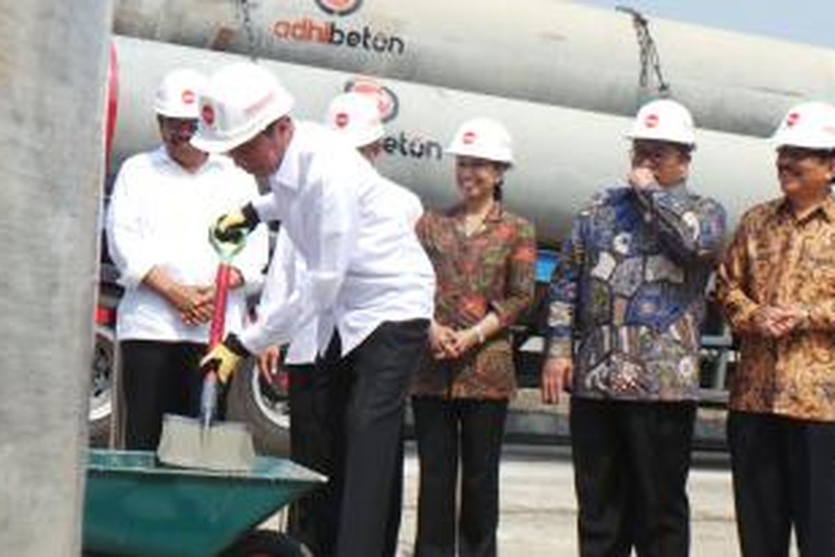 Presiden Joko Widodo meresmikan dimulainya percepatan pembangunan light rail transit (LRT) tahap pertama di Gerbang Tol Taman Mini, Jakarta Timur, Rabu (9/9/2015).