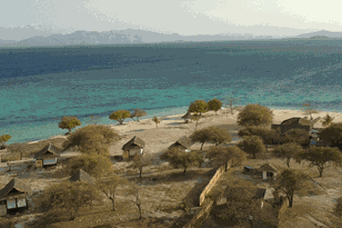 Pemandangan lautan dari atas Bukit Kanawa.