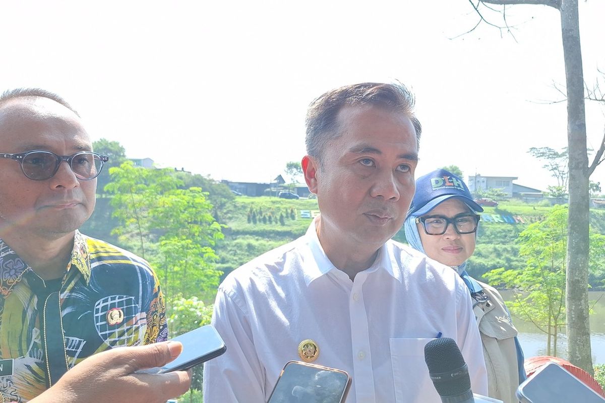 Pj Gubernur Jawa Barat Bey Machmudin saat diwawancarai usai mendatangi aliran sungai Citarum di wilayah Kabupaten Bandung, Jawa Barat pada Kamis (20/6/2024)