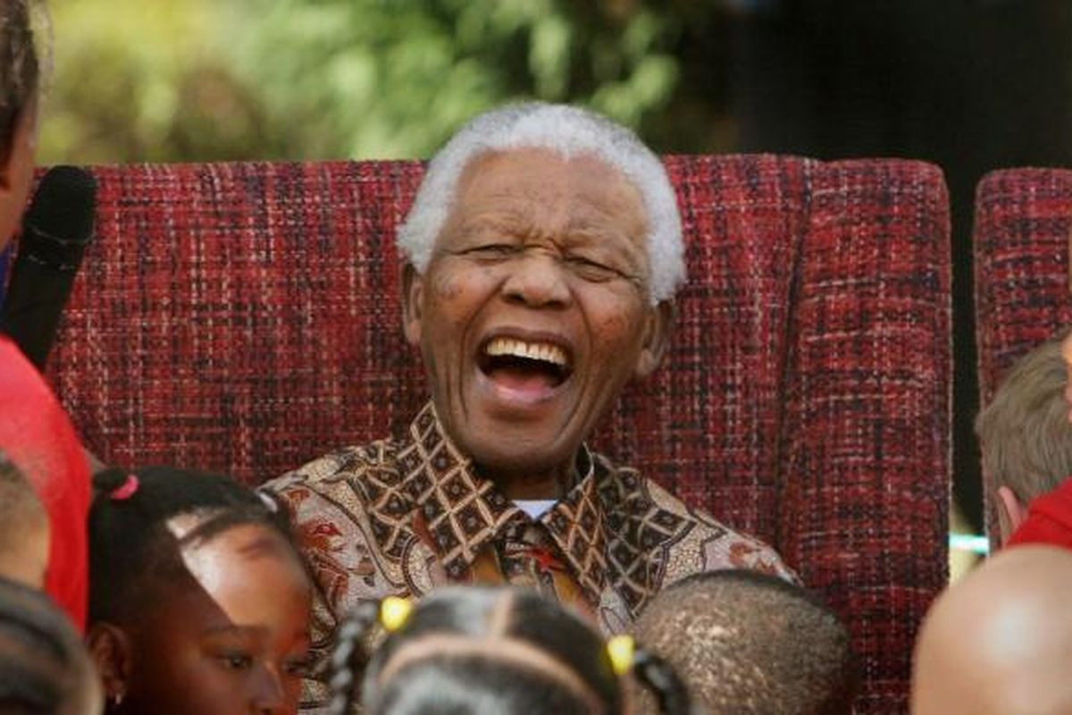 Dalam foto bertanggal 24 Juli 2007, mantan Presiden Afrika Selatan Nelson Mandela, tertawa saat merayakan ulang tahun bersama anak-anak di Nelson Mandela Childrens Fund di Johannesburg.