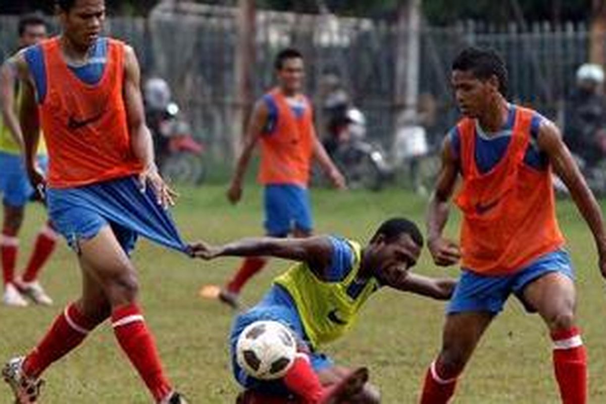 Para pemain U-23, ketika ikuti seleksi tahap ketiga di Lapangan ABC, Senayan, Jakarta, Senin (17/1/2011). Timnas U-23 akan melakoni laga pra-Olimpiade melawan Turkmenistan.