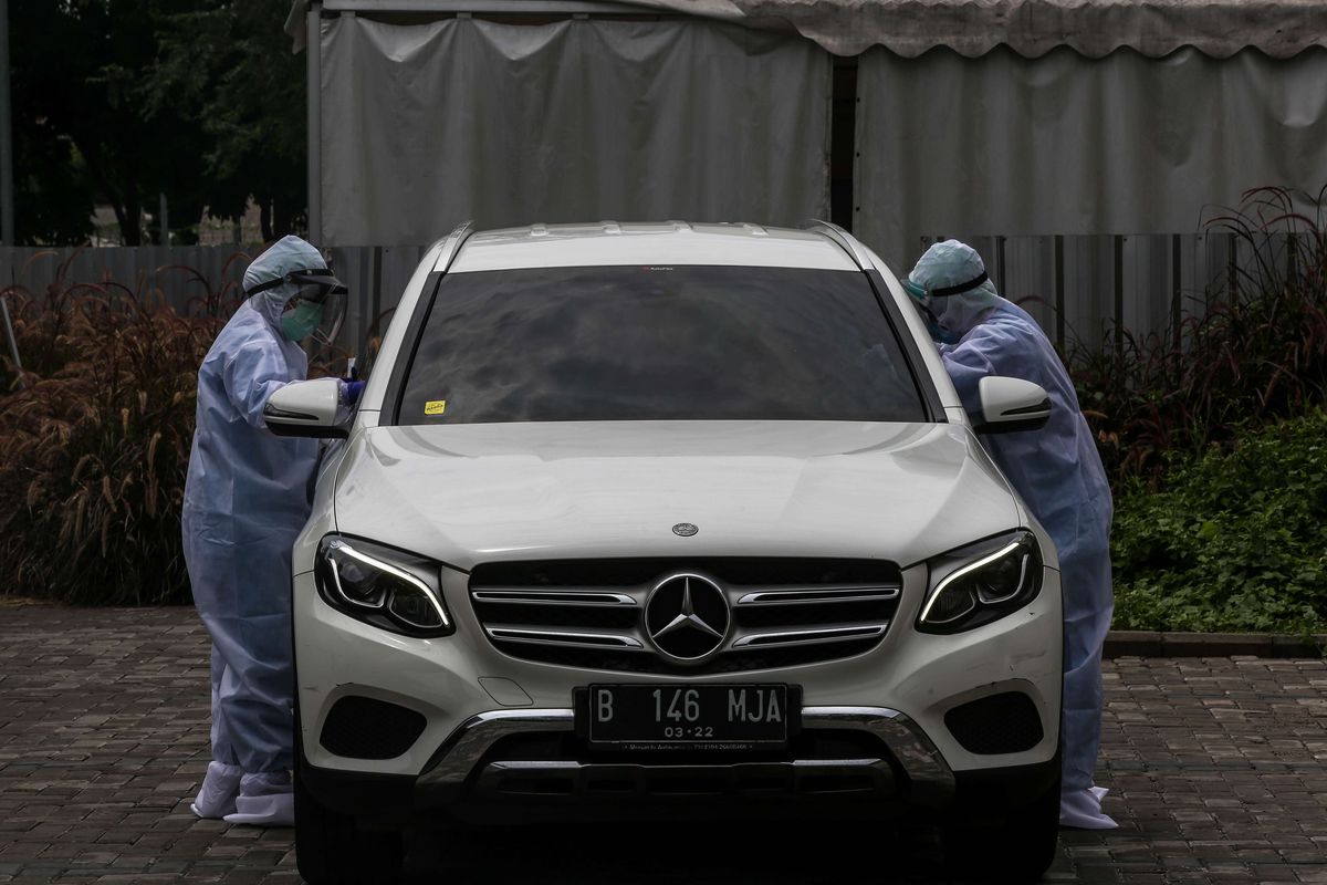 Warga menjalani tes usap atau swab test di GSI Lab (Genomik Solidaritas Indonesia Laboratorium), Cilandak, Jakarta Selatan, Senin (2/11/2020). Sebagai bentuk gotong-royong dan solidaritas untuk mempercepat penanganan COVID-19 di Indonesia, Tanoto Foundation dan Temasek Foundation International melakukan donasi bersama dengan memberikan bantuan kepada Genomik Solidaritas Indonesia (GSI Lab) berupa instrumen PCR, reagent kit dan bahan habis pakai untuk pemeriksaan PCR.