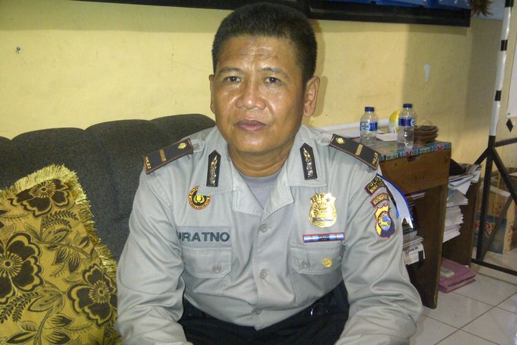 Kasubbag Humas Polres Bima Kota Ipda Suratno memberikan keterangan terkait pembacokan anak terhadap ayah kandungnya sendiri di Bima, Rabu (6/6/2018)