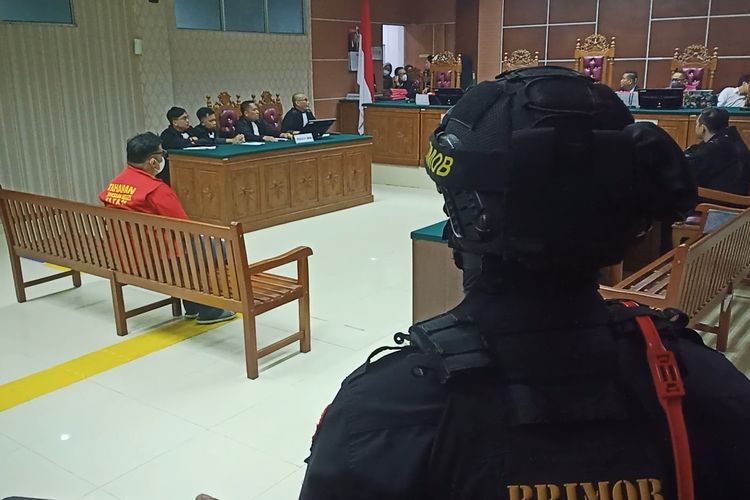 Suasana ruang sidang utama PN Batam yang dijaga personil Brimob Polda Kepri saat pembacaan vonis bagi mantan Kasatnarkoba Polresta Barelang atas penjualan 1 kilogram sabu