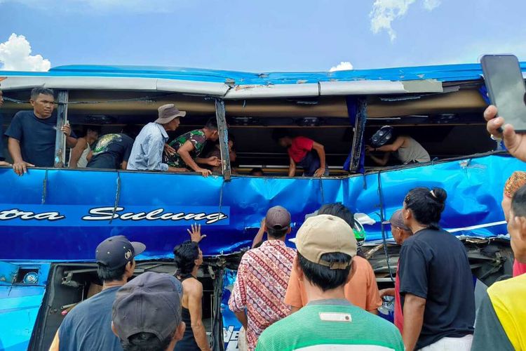 Kondisi bus Putra Sulung ringsek berat setelah ditabrak kereta api di Kabupaten Ogan Komering Ulu (OKU) Timur, Sumatera Selatan pada Minggu (21/4/2024) kemarin.