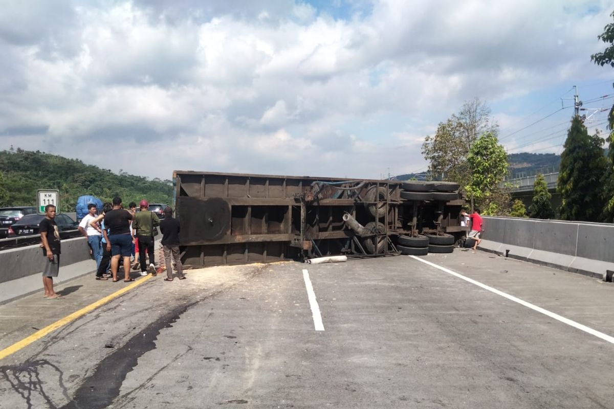 Kecelakaan truk yang tutup badan jalan di Tol Cipularang