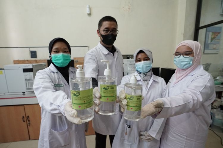 Tim Inovasi Mitigasi Covid 19 Universitas Sumatera Utara (USU) berhasil memproduksi handsanitizer yang diyakini lebih stabil dan efektif memberikan perlindungan dari kuman