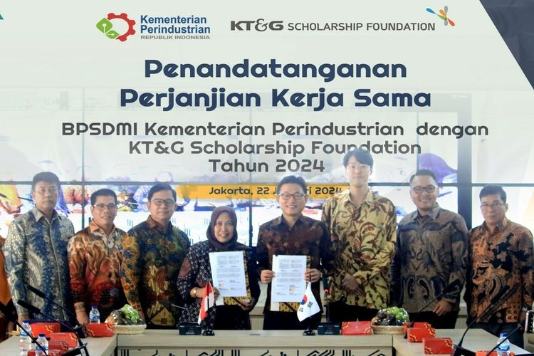 Penandatanganan penyaluran kerja sama beasiswa KT&G Scholarship Foundation dan BPSDMI Kementerian Industri pada 22 Januari 2024.