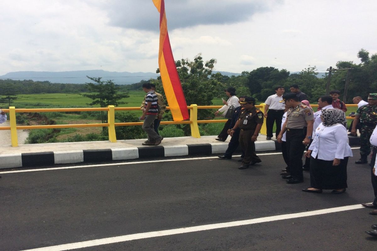 Bupati Gunungkidul Badingah (Berkerudung),Wakil Bupati Immawan Wahyudi, dan Forkompinda Melakukan Peninjauan di Jembatan Watusigar kecamatan Ngawen. 