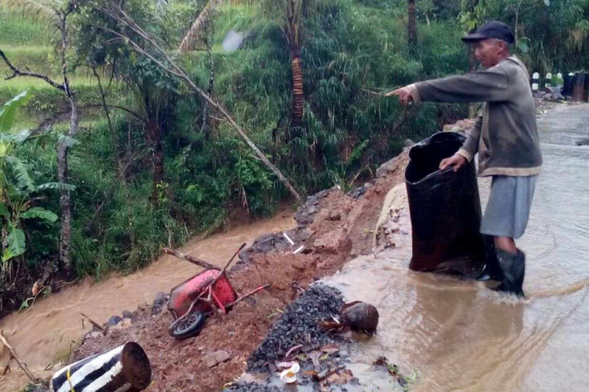  Sebuah talud jalan yang belum selesai dibangun di desa Kalisidi, Ungaran Barat, Kabupaten Semarang, Senin (27/3/2017) siang ambrol.