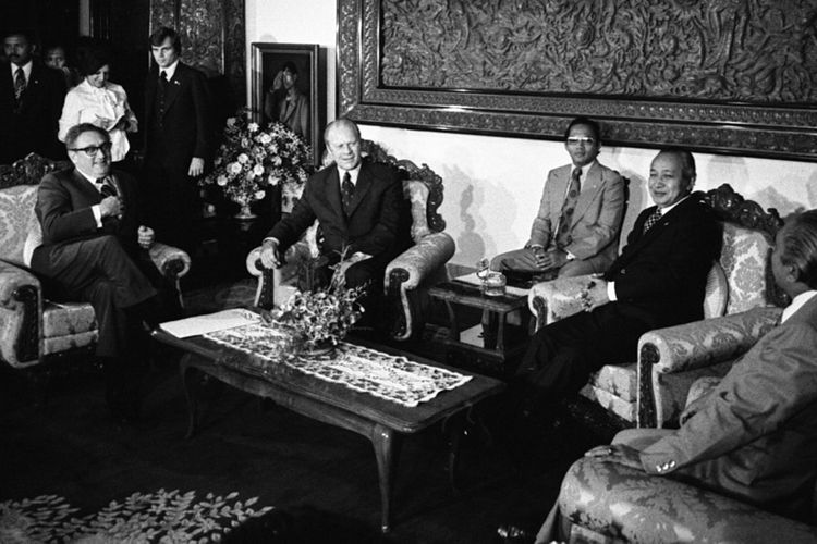 Henry Kissinger (paling kiri) dan Presiden AS Gerald Ford di Jakarta saat menemui Presiden RI Soeharto pada 6 Desember 1975, sehari sebelum invasi Indonesia ke Timor Timur.