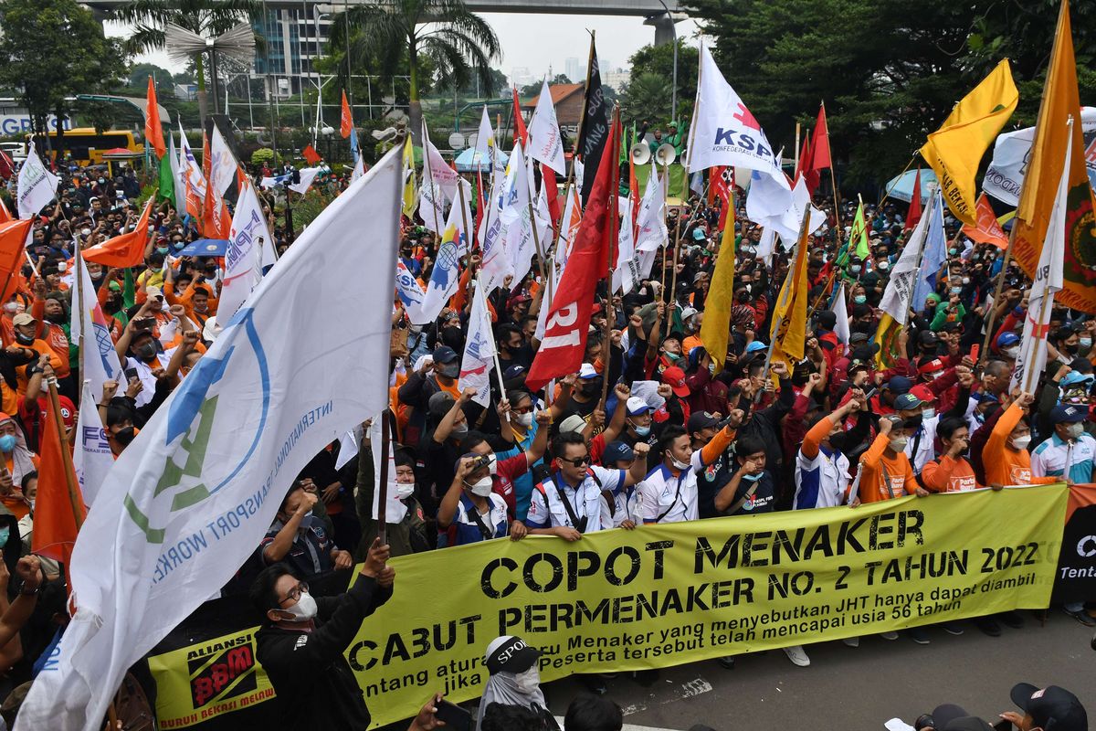 Sejumlah buruh berunjuk rasa di depan Kantor Kementerian Ketenagakerjaan (Kemnaker), Jakarta, Rabu (16/2/2022). Pengunjuk rasa yang tergabung dari sejumlah organisasi buruh tersebut, menuntut pencabutan Permenaker No 2 Tahun 2022 tentang Tata Cara dan Persyaratan Pembayaran Manfaat Jaminan Hari Tua (JHT) dan pengunduran diri Ida Fauziah sebagai Menaker.