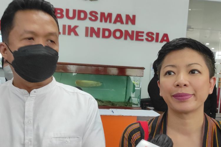 Perwakilan orangtua murid Wawan (kiri) dan kuasa hukum orangtua murid SDN Pondok Cina Francine Widjojo (kanan) saat mendatangi Ombudsman RI pada Rabu (8/2/2023)