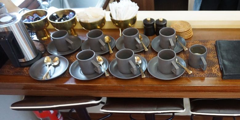 Coffee and tea cups and pots at Amanjiwo's Tourist Train