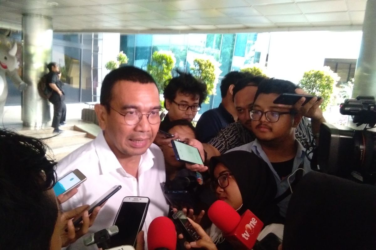 Staf Khusus Kementerian BUMN, Arya Sinulingga menjelaskan kepada rekan media soal restrukturisasi BUMN di Kementerian BUMN, Jakarta, Senin (18/11/2019)