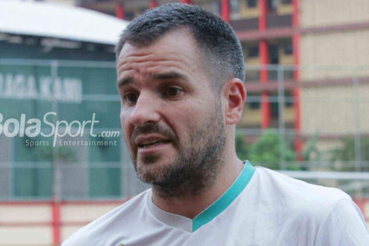 Pelatih Bhayangkara FC, Simon McMenemy saat menjawab pertanyaan wartawan di Stadion PTIK, Jakarta, Selasa (17/7/2018).
