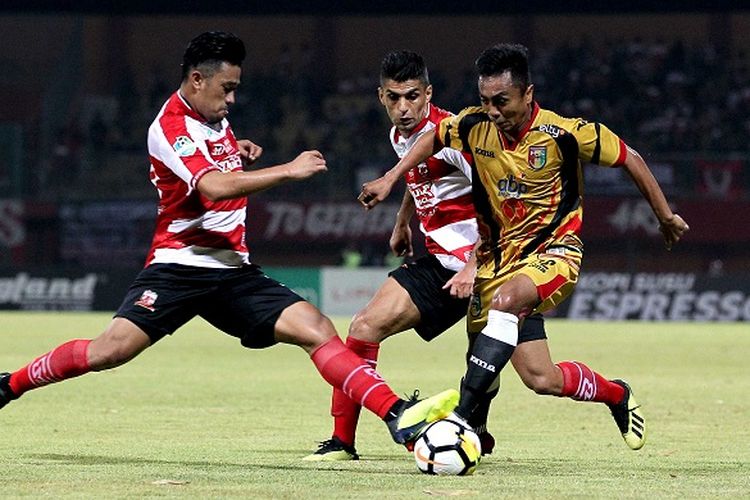 Pekan 21 Liga 1 2018, Madura United Melawan Mitra Kukar yang berakhir dengan skor 2-0 di Stadion Gelora Ratu Pamelingan Pamekasan, Jawa Timur, Kamis (13/09/2018) malam.