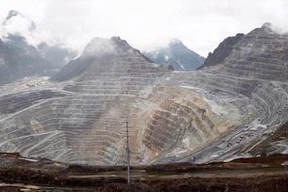 Aktivitas tambang terbuka Grasberg, PT Freeport Indonesia di Papua, Sabtu (12/5/2012). Tambang terbuka Grasberg (kawasan puncak) yang menjadi andalan selama ini akan ditutup pada 2016, potensi yang mulai ditambang dari deposito bawah tanah masih akan berproduksi hingga 2041. Tahun 2041 adalah masa berakhirnya seluruh kontrak (dan masa perpanjangan) Freeport di kawasan ini.
