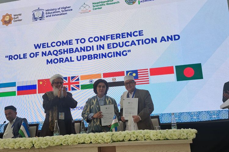 Nota kesepahaman (MoU) ditandatangani oleh Mudir ?Ali JATMAN, Prof. Dr. Ali Masykur Musa, dan Rektor BSTU, Siddikova Sadokat, di Kota Bukhara, Sabtu (4/10/2025).