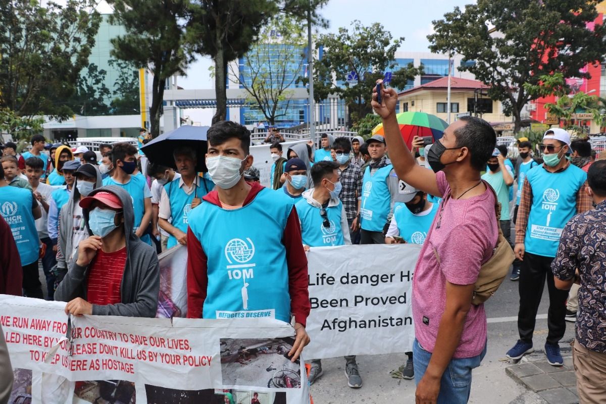 Ratusan pengungsi asal Afganistan di Kota Pekanbaru melakukan aksi damai di depan Kantor Wilayah Kemenkumham Riau, Selasa (11/1/2022).