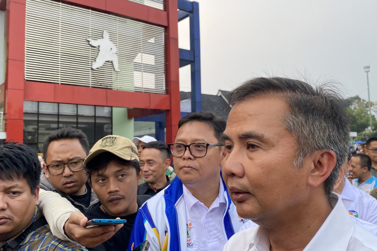 Pj Gubernur Jabar, Bey Machmudin (kanan), bersama dengan Pj Wali Kota Sukabumi, Kusmana Hartadji (sebelah kiri mengenakan pakaian biru) saat berada di Lapangan Merdeka Kota Sukabumi. Selasa (20/8/2024).
