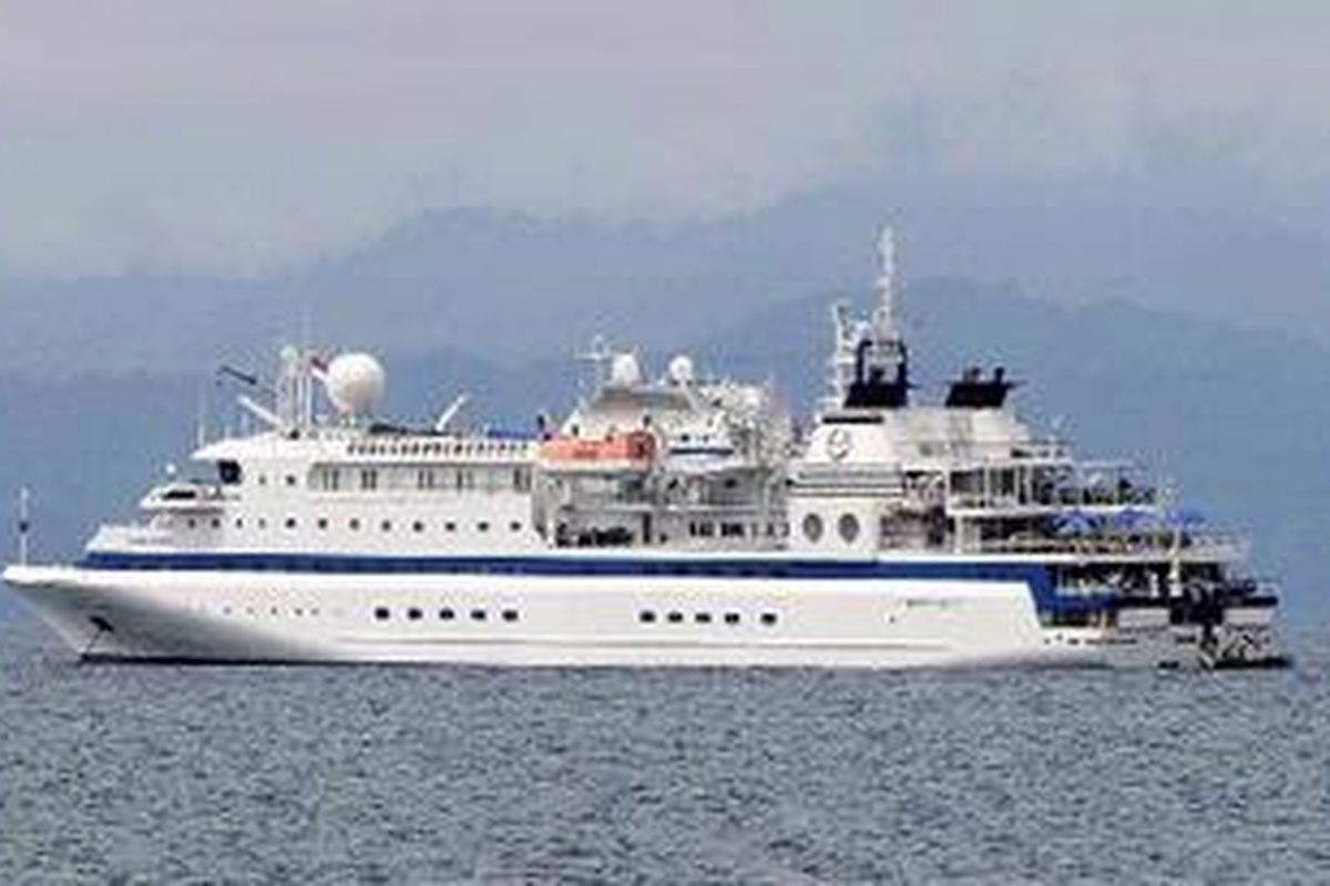 Kapal pesiar MV Clipper Odyssey asal Miami Amerika Serikat, yang membawa 115 wisatawan dari Amerika, Kanada, Australia, Inggris, dan New Zerland melepas sauh di lepas pantai perairan Ulee Lheue, Banda Aceh, Senin (10/1/2011). Kunjungan kapal tersebut ke Banda Aceh merupakan rangkaian tur wisata budaya di beberapa daerah di Indonesia.