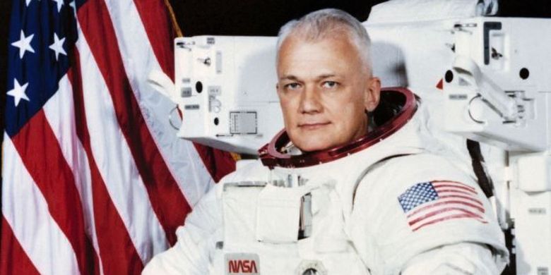 Bruce McCandless bertugas selama Krisis Rudal Kuba sebelum bergabung dengan NASA.